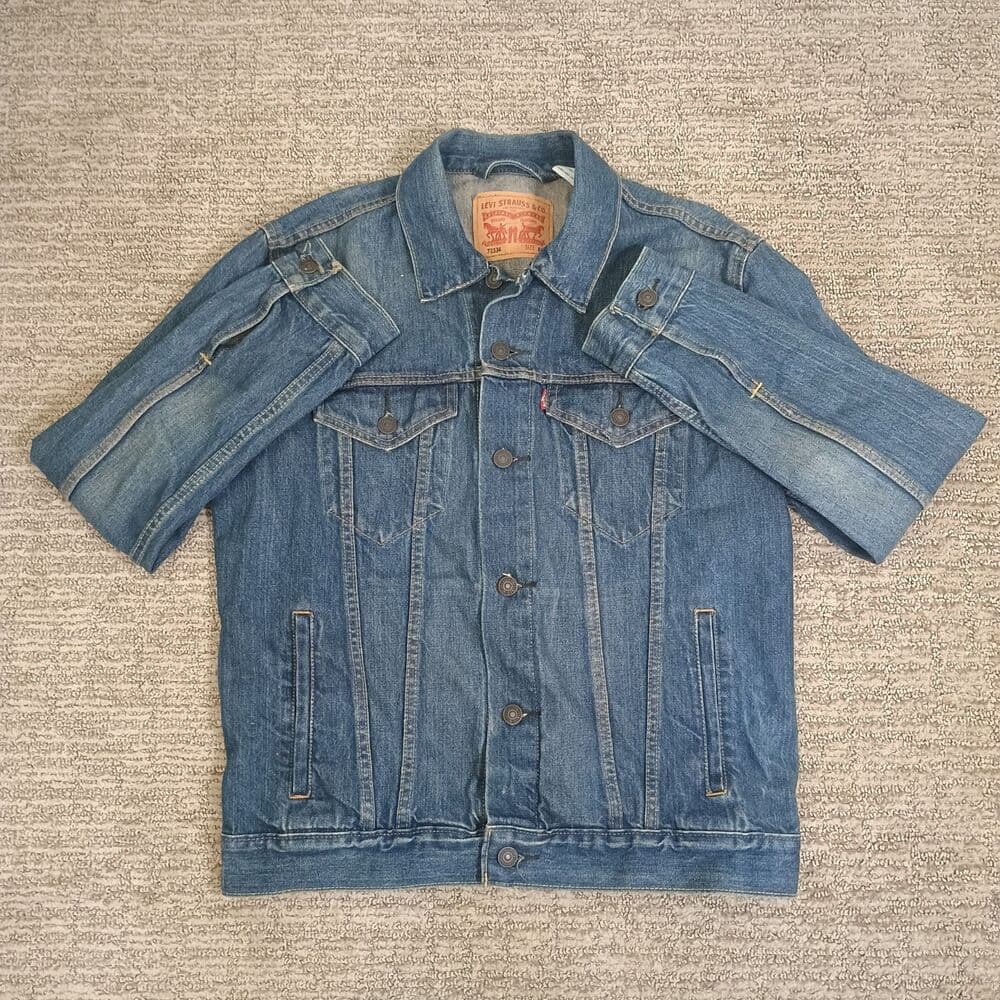 Levi’s Trucker Jacket Men’s Size Medium Denim 100% Cotton Painted 3 Eyed Cat