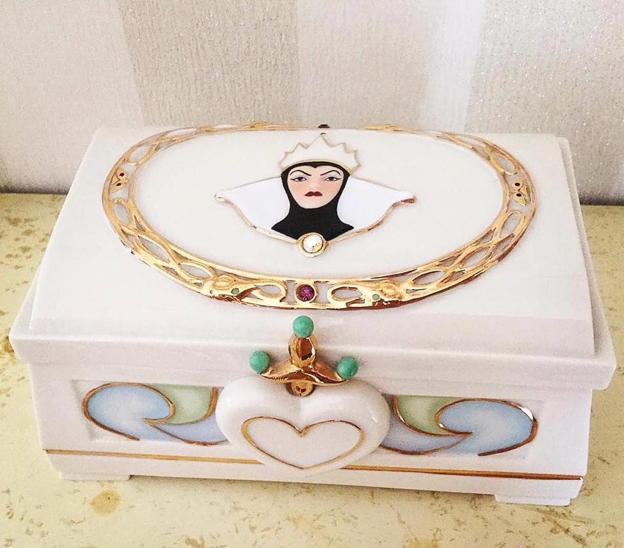 Walt Disney LENOX Showcase Collection “THE HUNTSMAN'S Box” Snow White~ Evil Queen Jewelry Box with Mirror~ Exquisite Detail