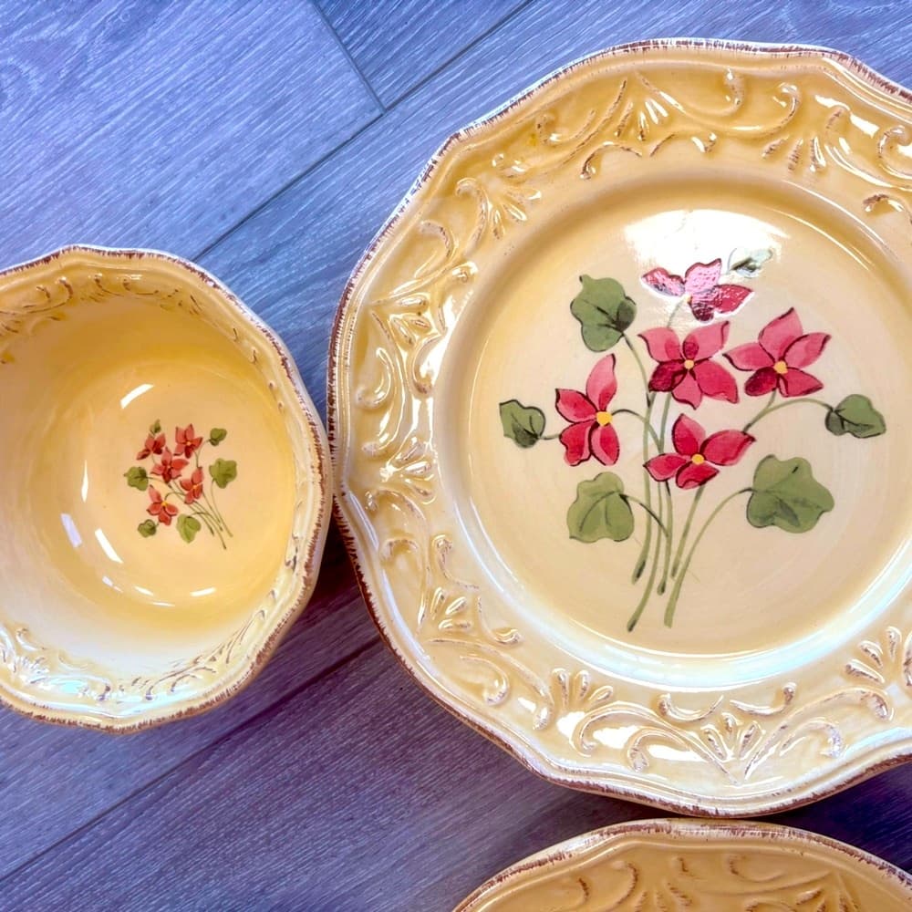 "Lincoln Park" collection by Gibson Designs 2 Dinner Plates 2 Soup Salad Bowls
