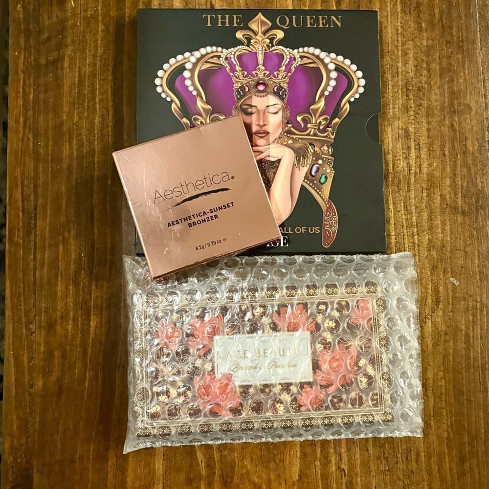New in Box Beauty Bundle Makeup Bag Bundle~ Palettes & Bronzer Highlighters