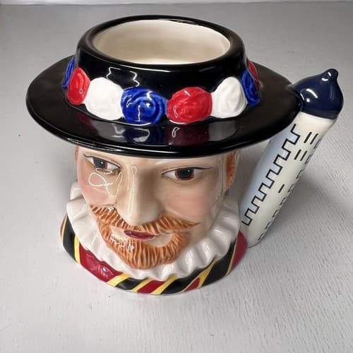 James Sadler Teapot, Characters of England Series, the Beefeater