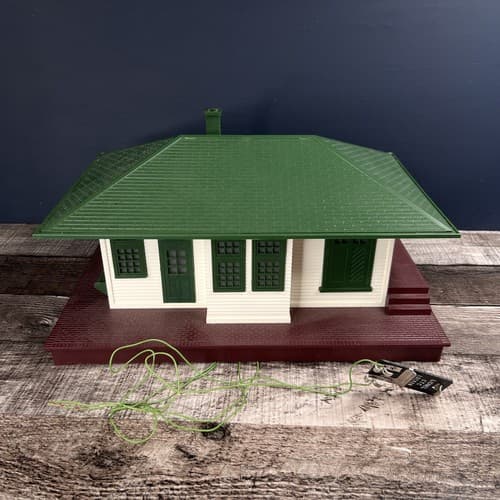 VINTAGE LIONEL # 6-2133 ILLUMINATED FREIGHT STATION O Gauge WITH ORIGINAL BOX