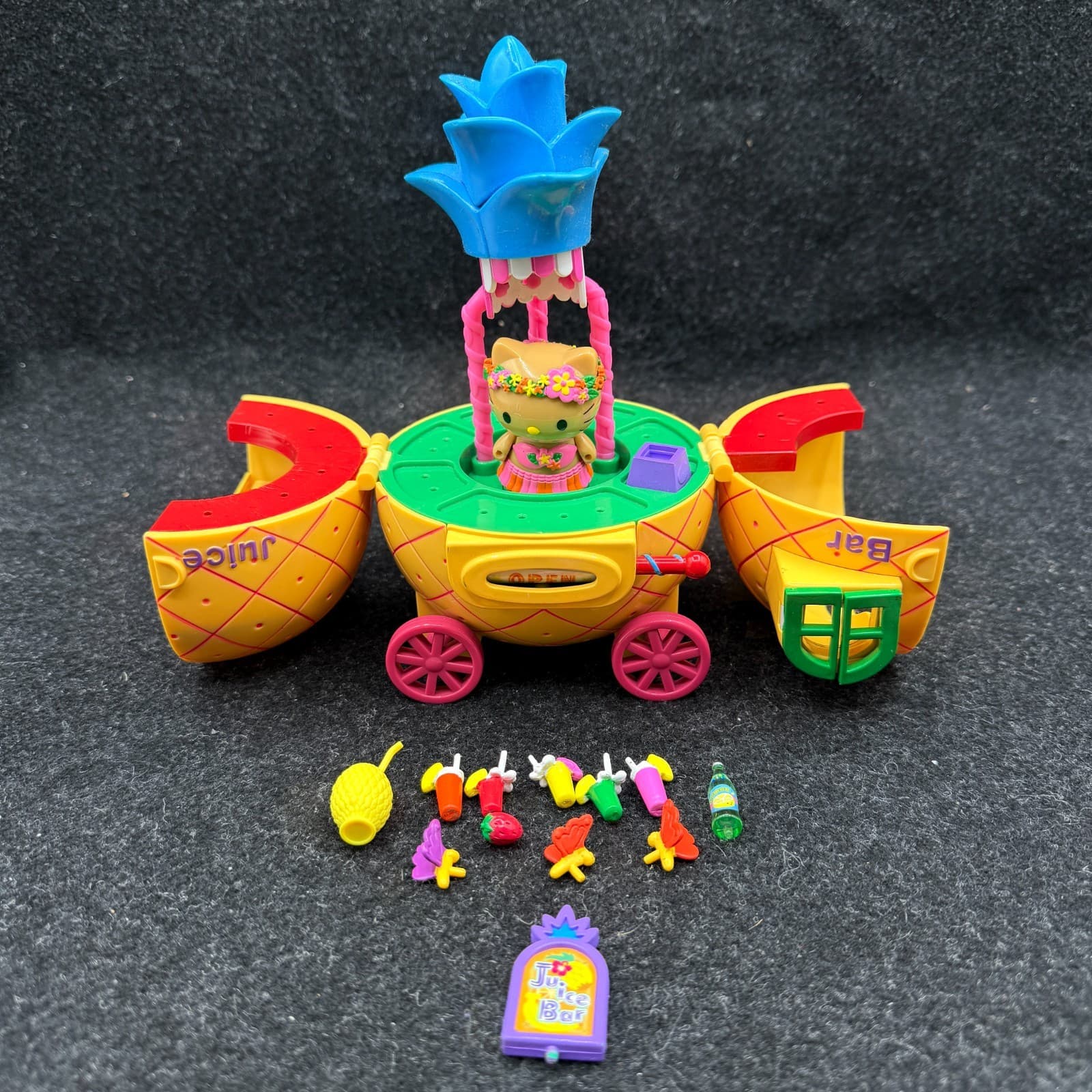 2001 Tan Hello Kitty Dream World Pineapple Tropical Juice Bar & accessories