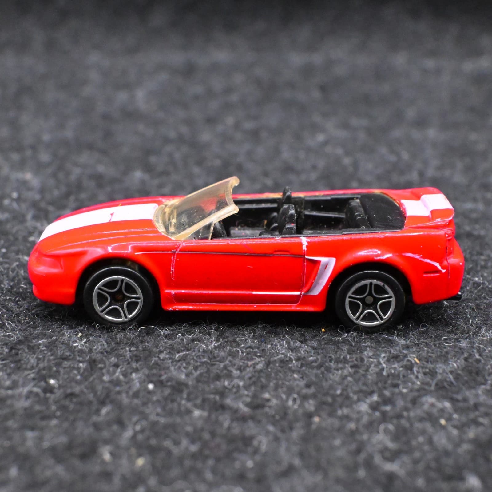 MATCHBOX VINTAGE '99 RED/WHITE FORD MUSTANG CONVERTIBLE