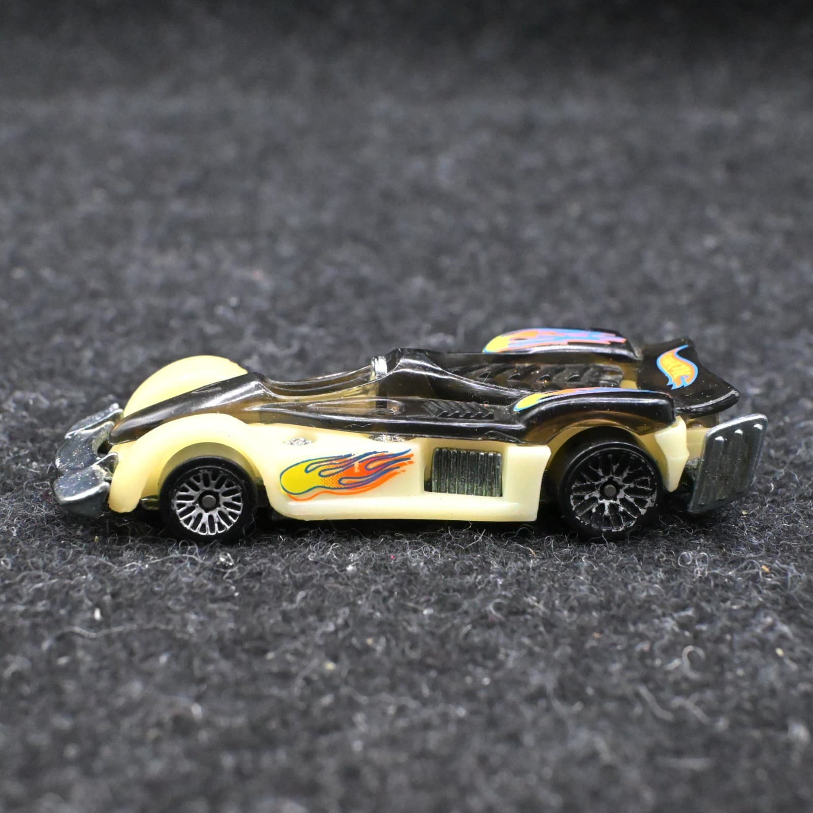 Hotwheels 1995 ROAD ROCKET White Body / Gray Lift Up Hood