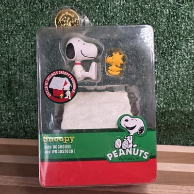 Peanuts Snoopy’s Dog House Opens For Storage With Woodstock & Snoopy - Just Play