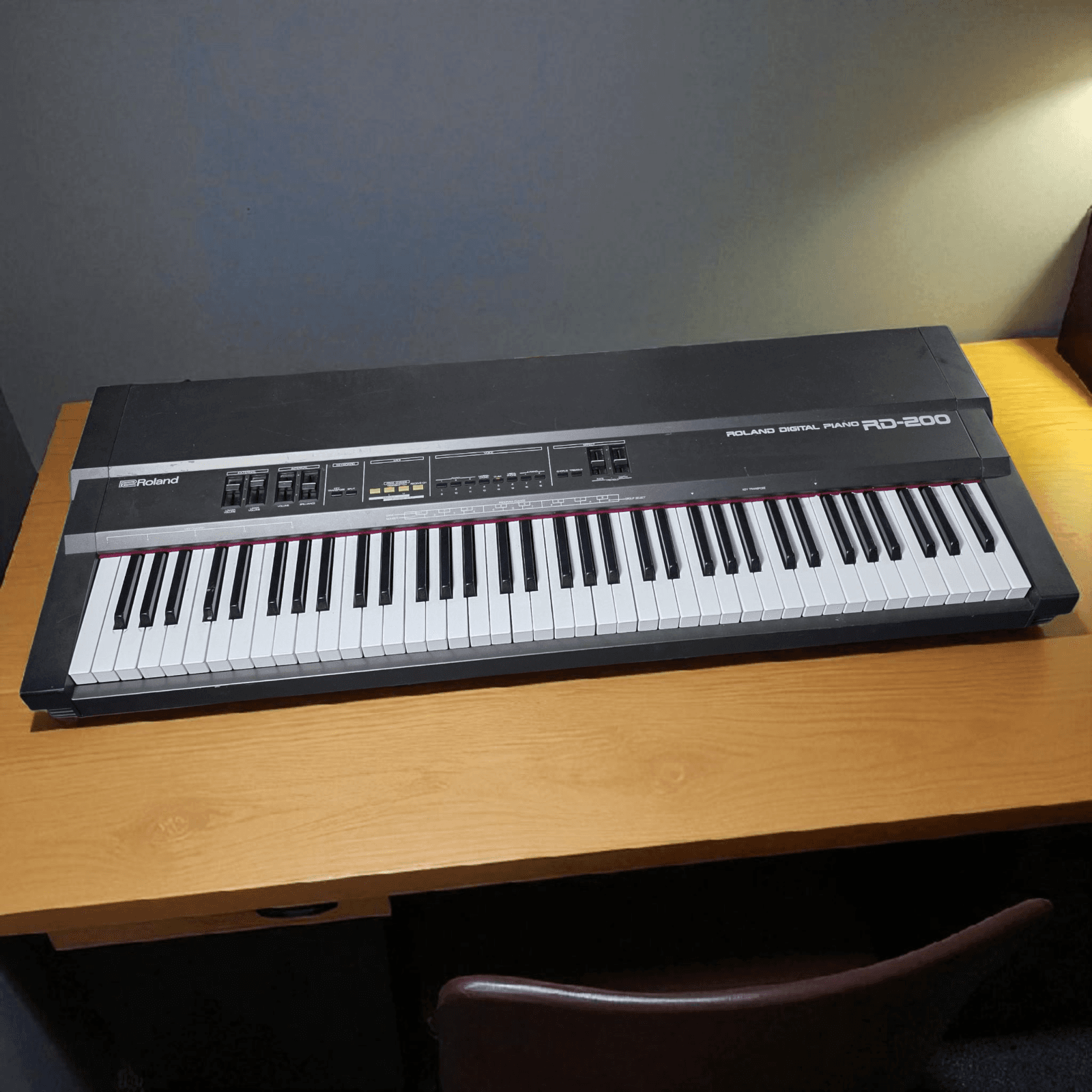 FOR PARTS/REPAIR Vintage Roland Rd-200 Digital Stage Piano 76 Key w/ Hard Case