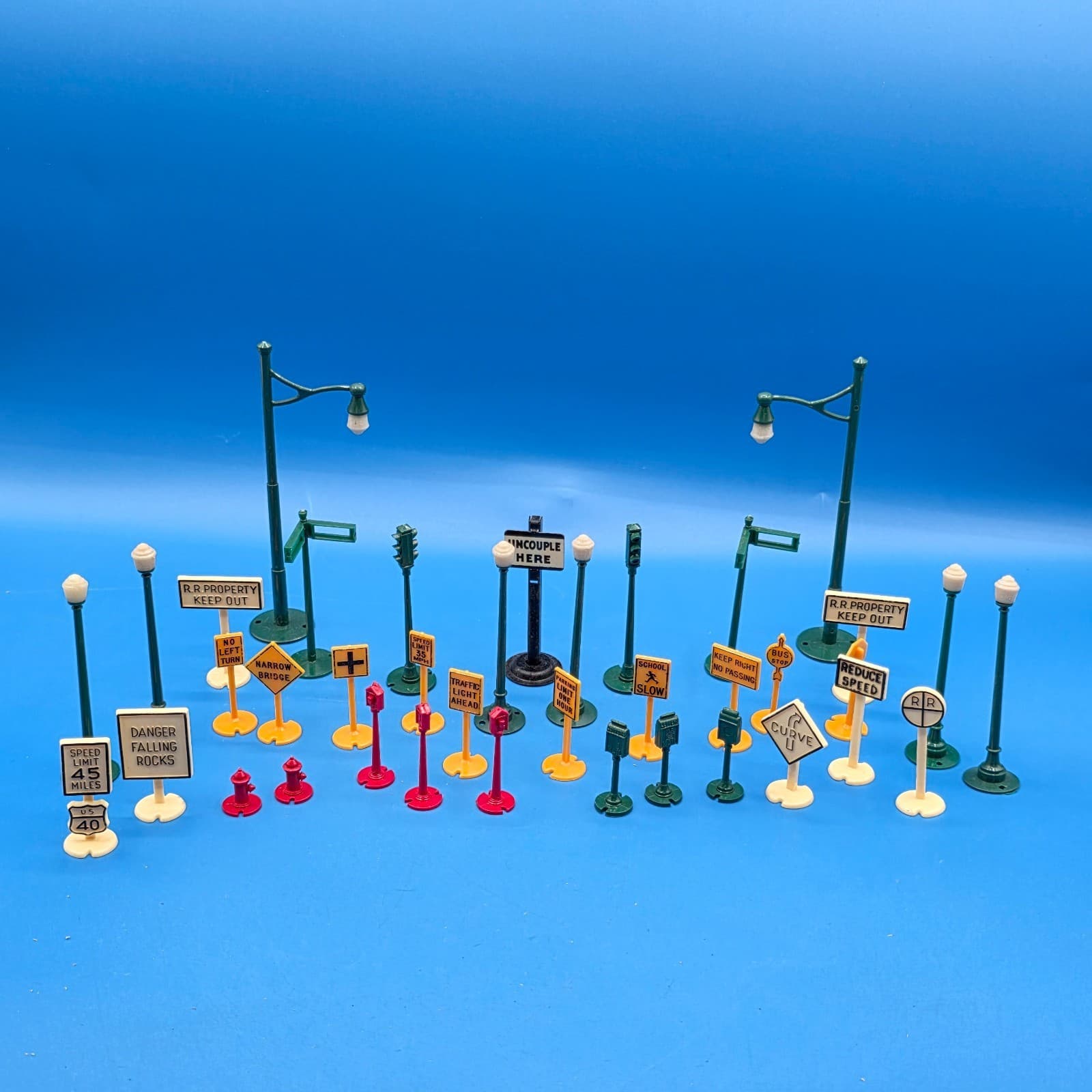 Plasticville by Bachmann Street Accessories Poles, Signs