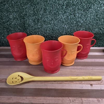 Vintage Kool-Aid Bundle: 5 Plastic Cups & 1 Yellow Happy Face Splenda Spoon Used