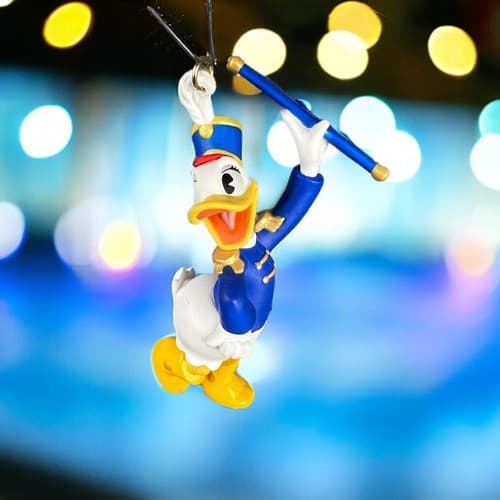 NOS 2000 HALLMARK DISNEY MICKEY'S HOLIDAY PARADE BATON TWIRLER DAISY ORNAMENT