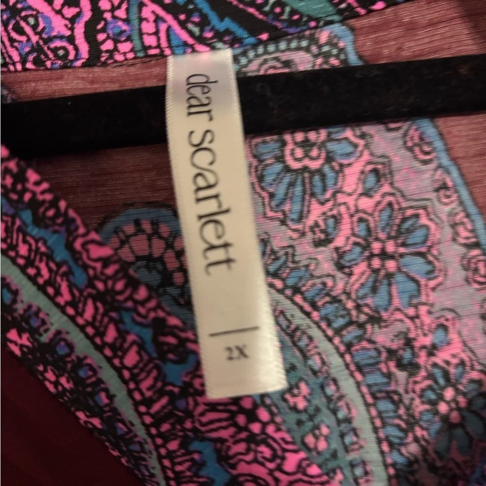 NWOT Dear Scarlett Wrinkle-Free Paisley Print Women's Top