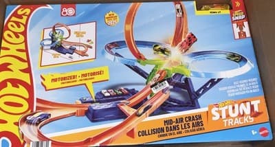 New! Hot Wheels Stunt Tracks Mid-Air Crash Playset with Motorized Booster