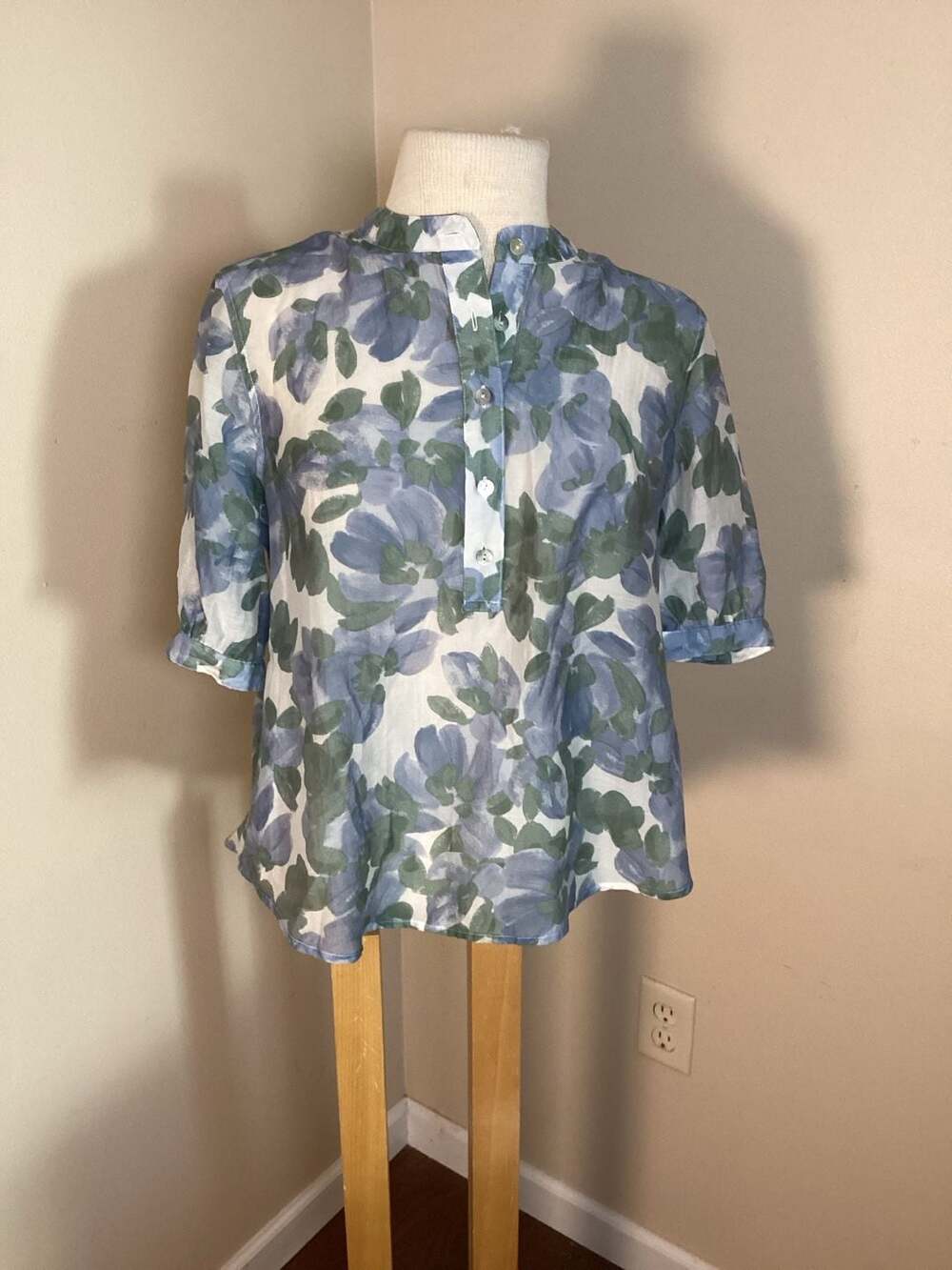 Cloth & Stone Blue Floral Short Sleeve Henley Blouse Size S