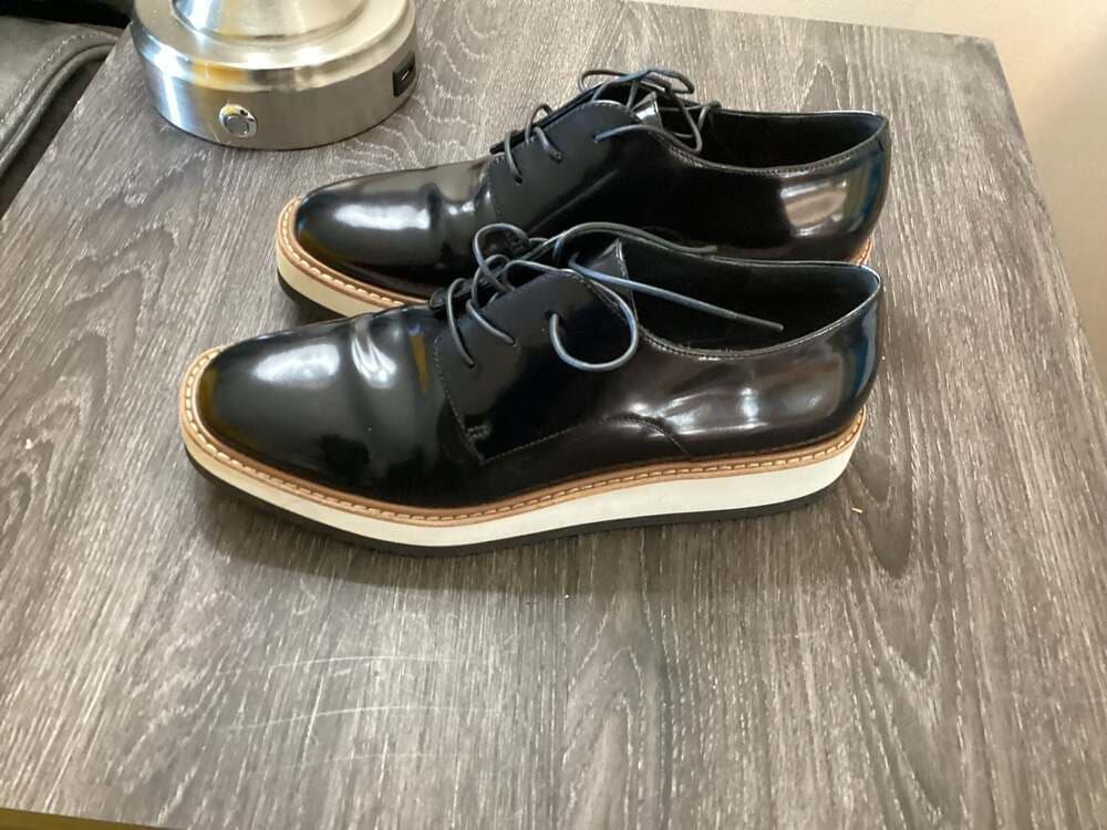 Vince Reed Glazed Leather Platform Oxford Shoes in Black