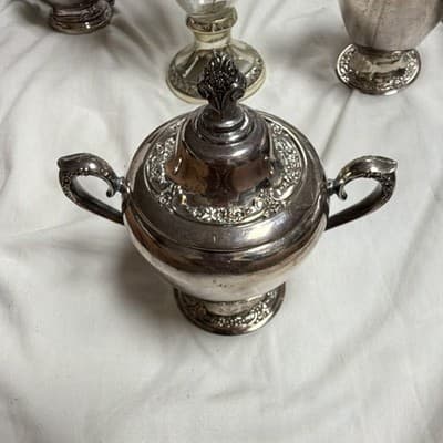Rogers Bros Victorian Floral Silverplate Covered Sugar Bowl w/ Handles