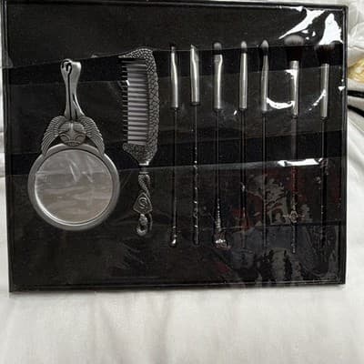 Harry Potter Makeup Brush Set with Multiple Brushes in Case, Black/Silver