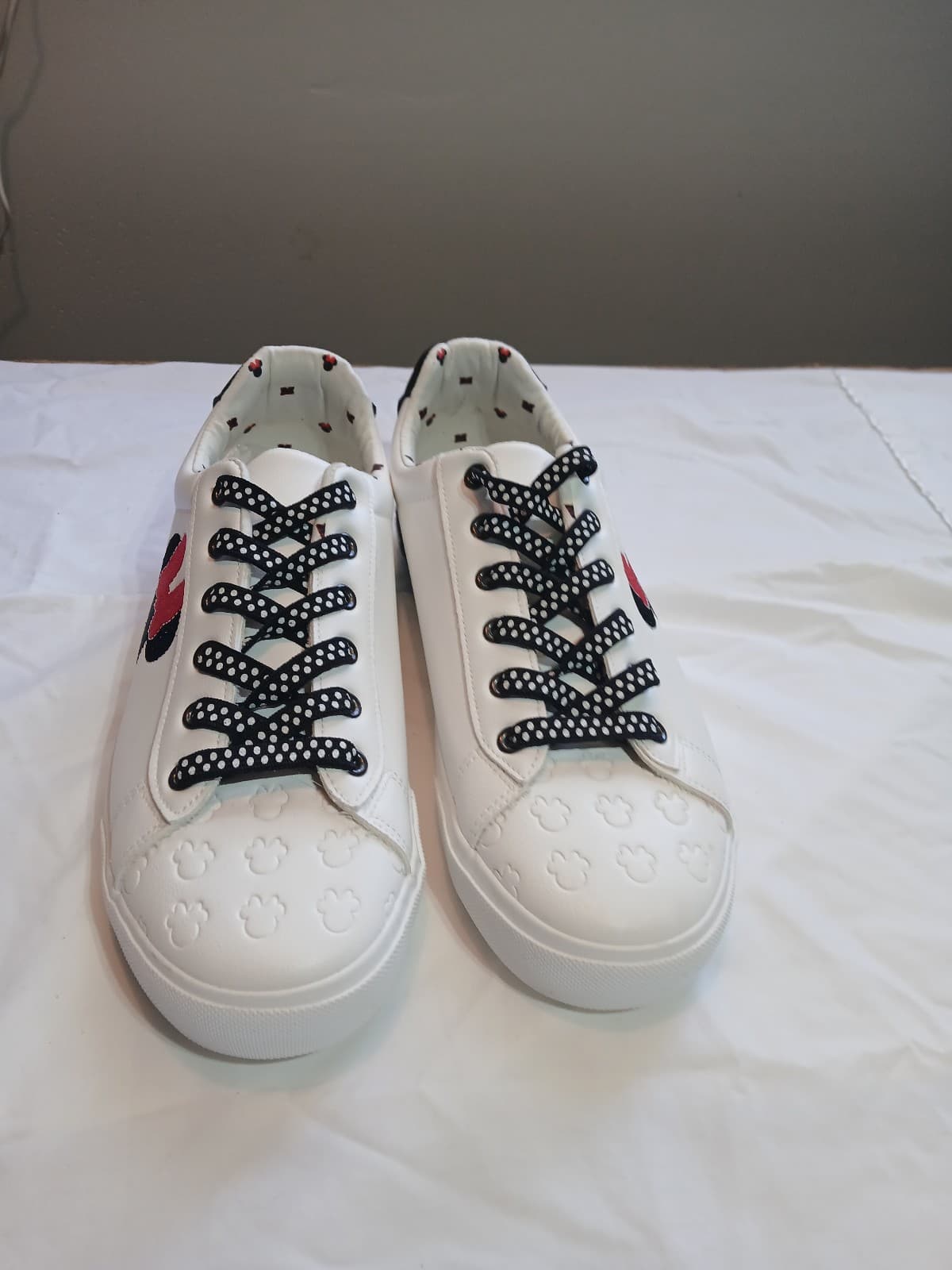 Disney Minnie Mouse Girls Low Top Lace-Up Sneakers White/Black/Red Size 11