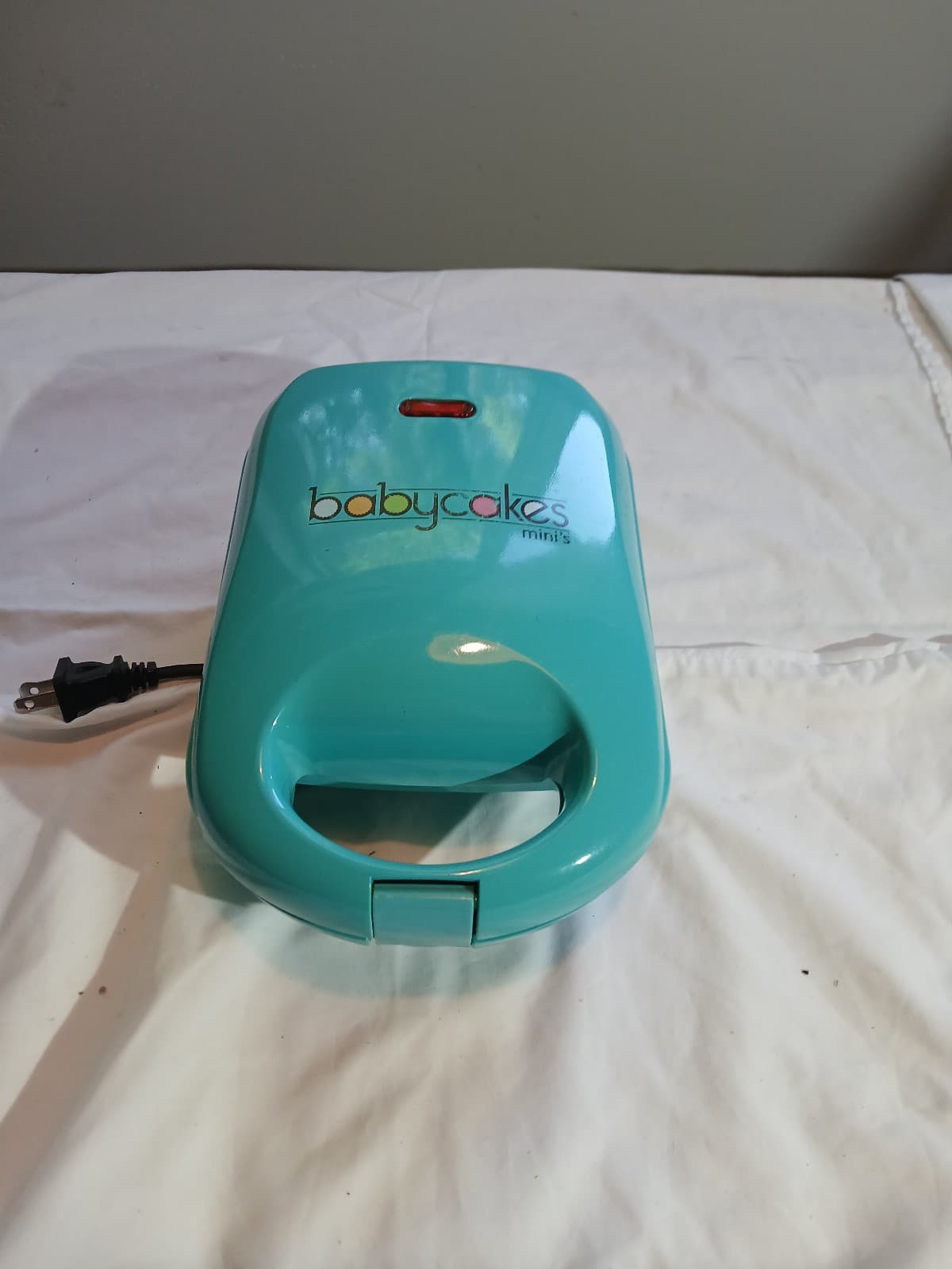 Babycakes MW-30 Mini Waffle Maker Blue 550W 120V Non-Stick Indicator Light