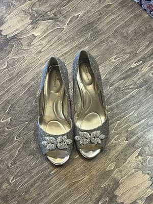 Bandolino Peep Toe Pumps Womens 7.5 Silver Metallic Flower Heels Party