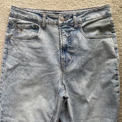 Frye Straight Leg Rough Hem Light Blue Jeans Womens Size 6/28 Preowned Excellent