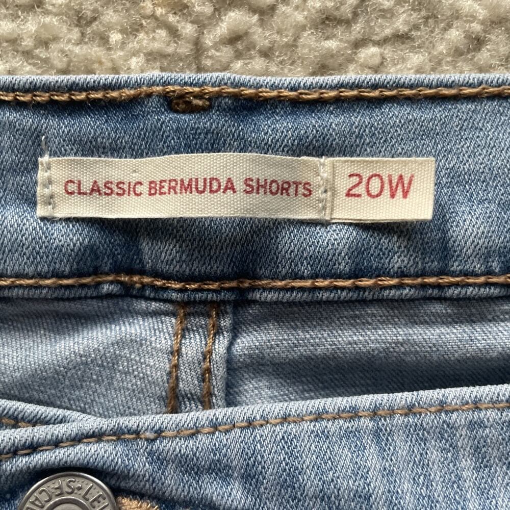 Levis Blue Pinstriped Classic Bermuda Shorts Womens 20W Preowned