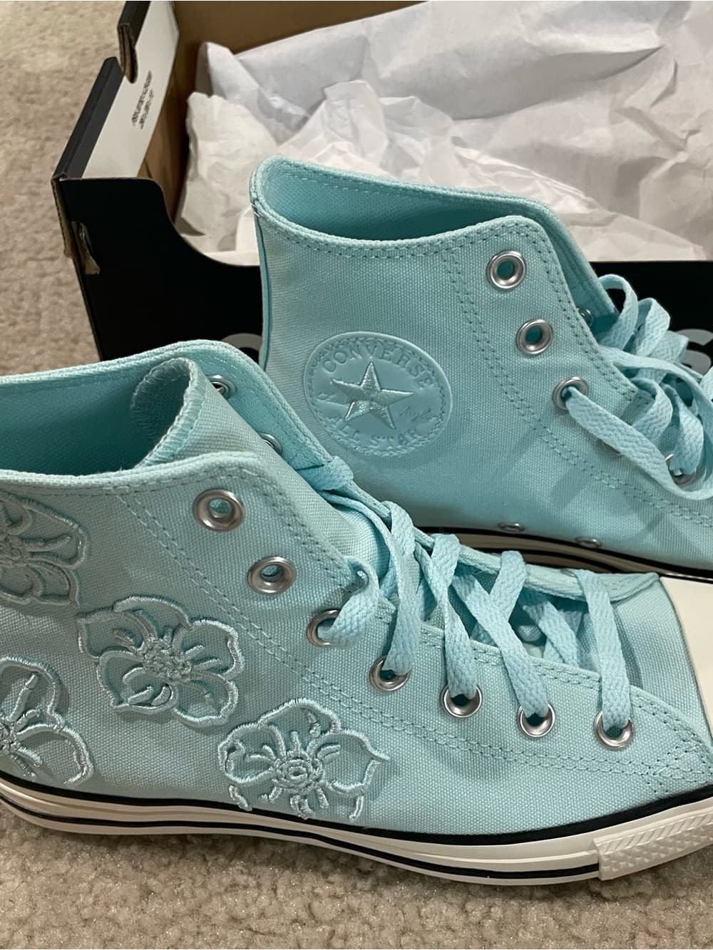 Converse Chuck Taylor Canvas High Top Flower Embroidery Lt Blue Women’s Size 8