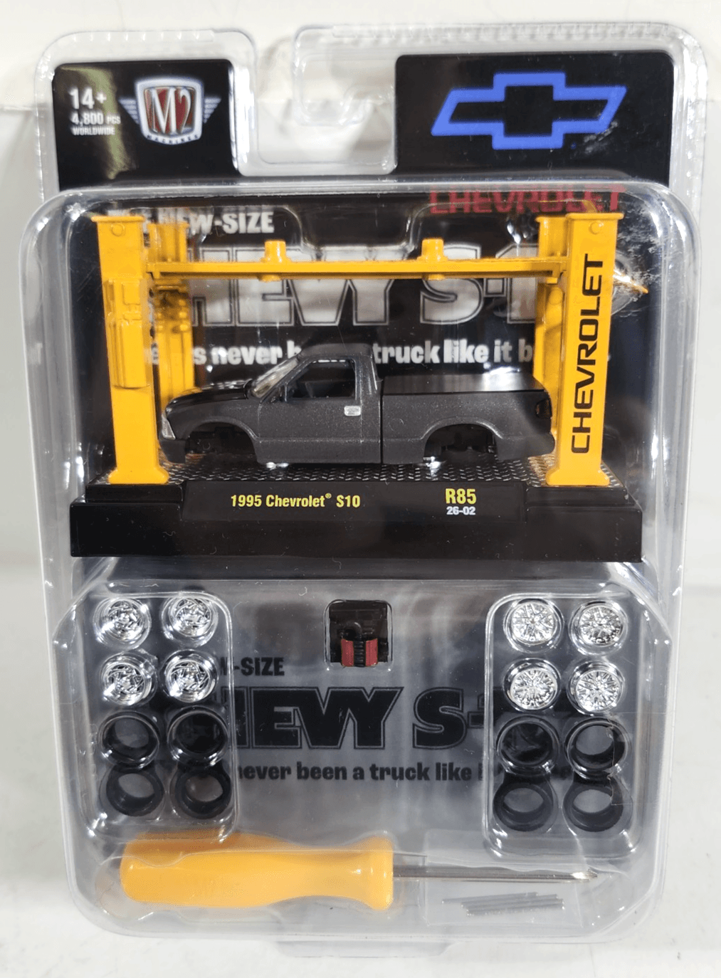 2026 M2 Machines Model Kit 1995 Chevrolet S10 R85 26-02 W/ Car Lift 1/64 Toy NEW