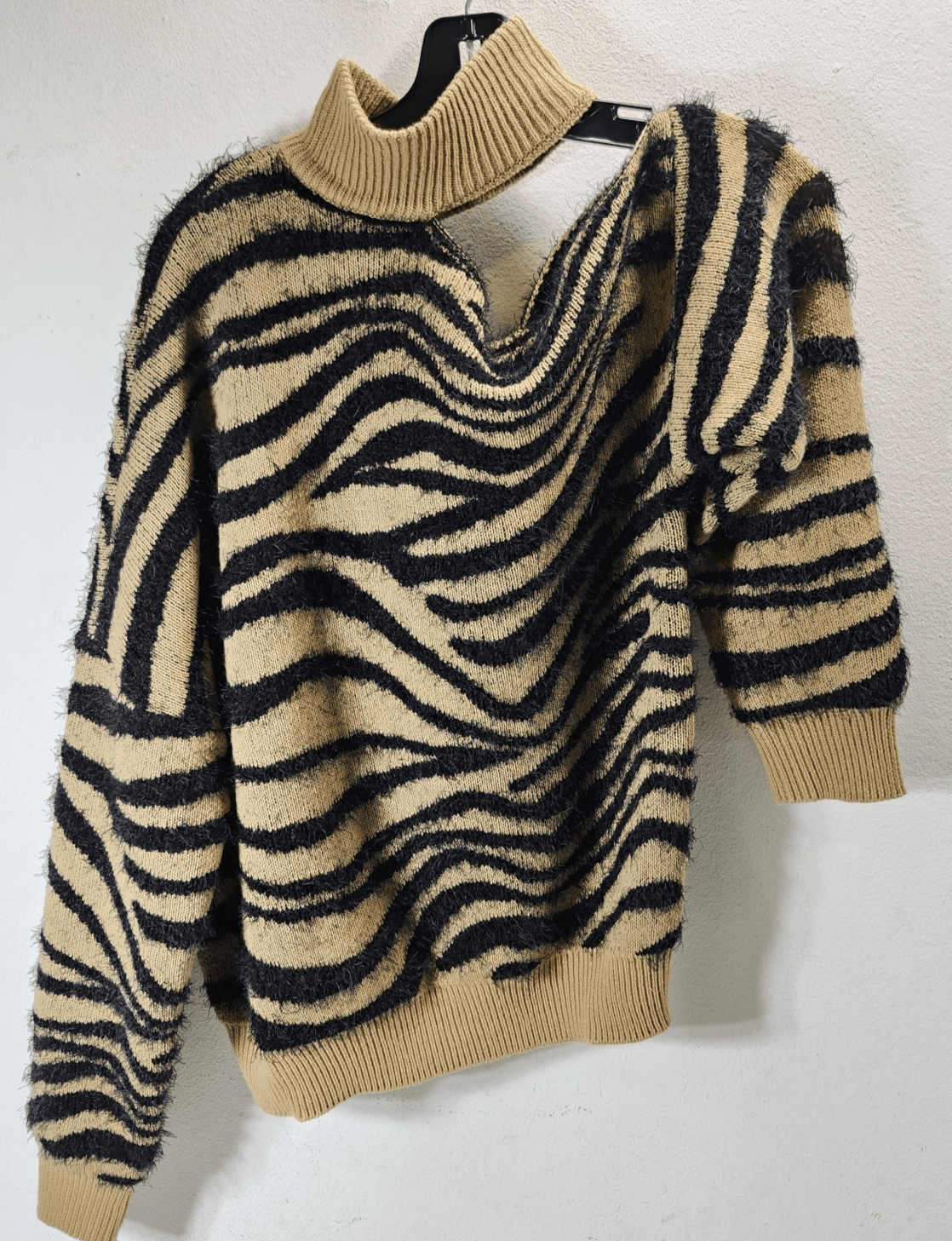 Venus Women's M Tiger Stripe Turtleneck Cold Shoulder Sweater Stretch