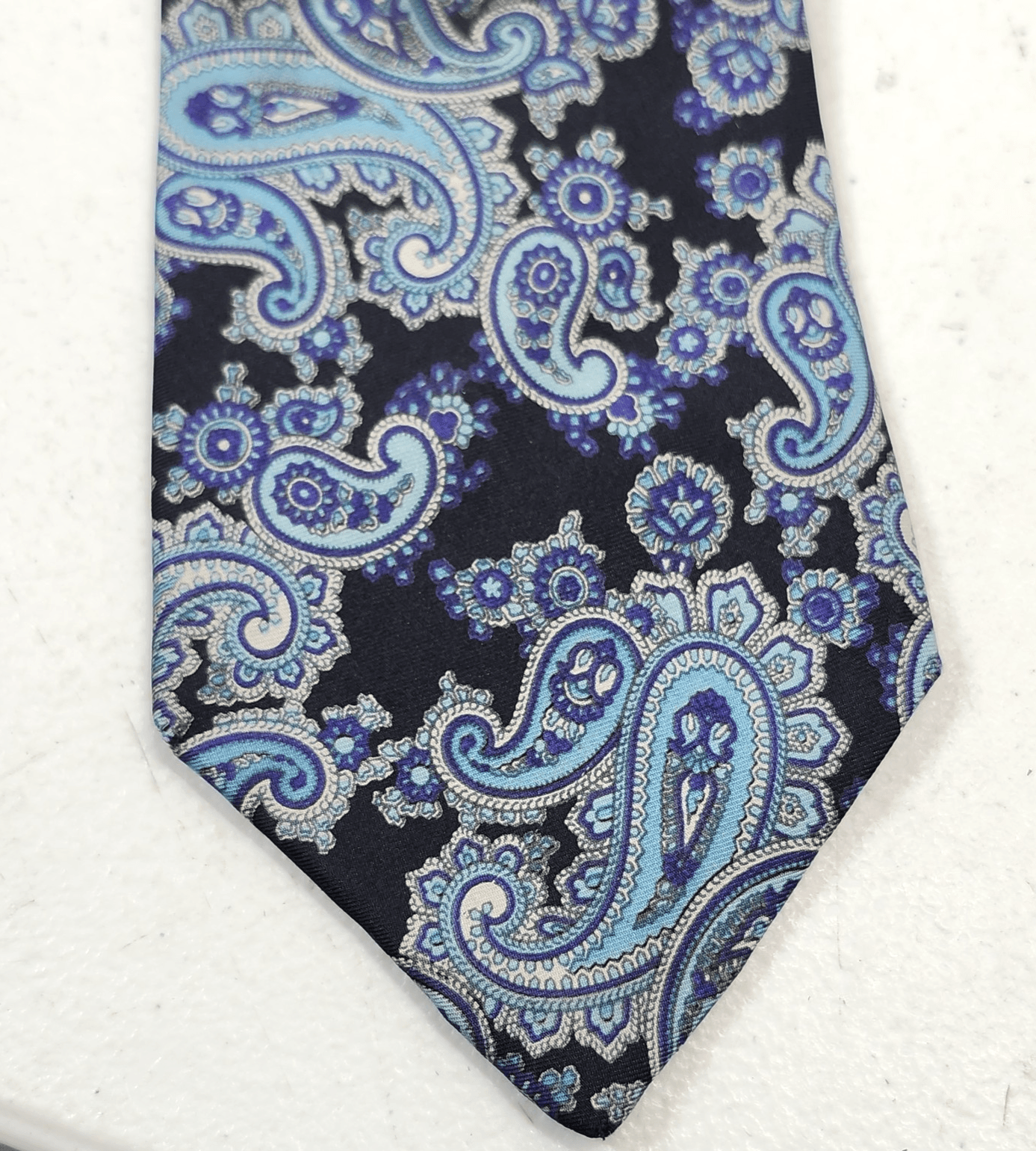 Geoffrey Beene Mens Paisley Blue Silk Tie 59” X 3.25”