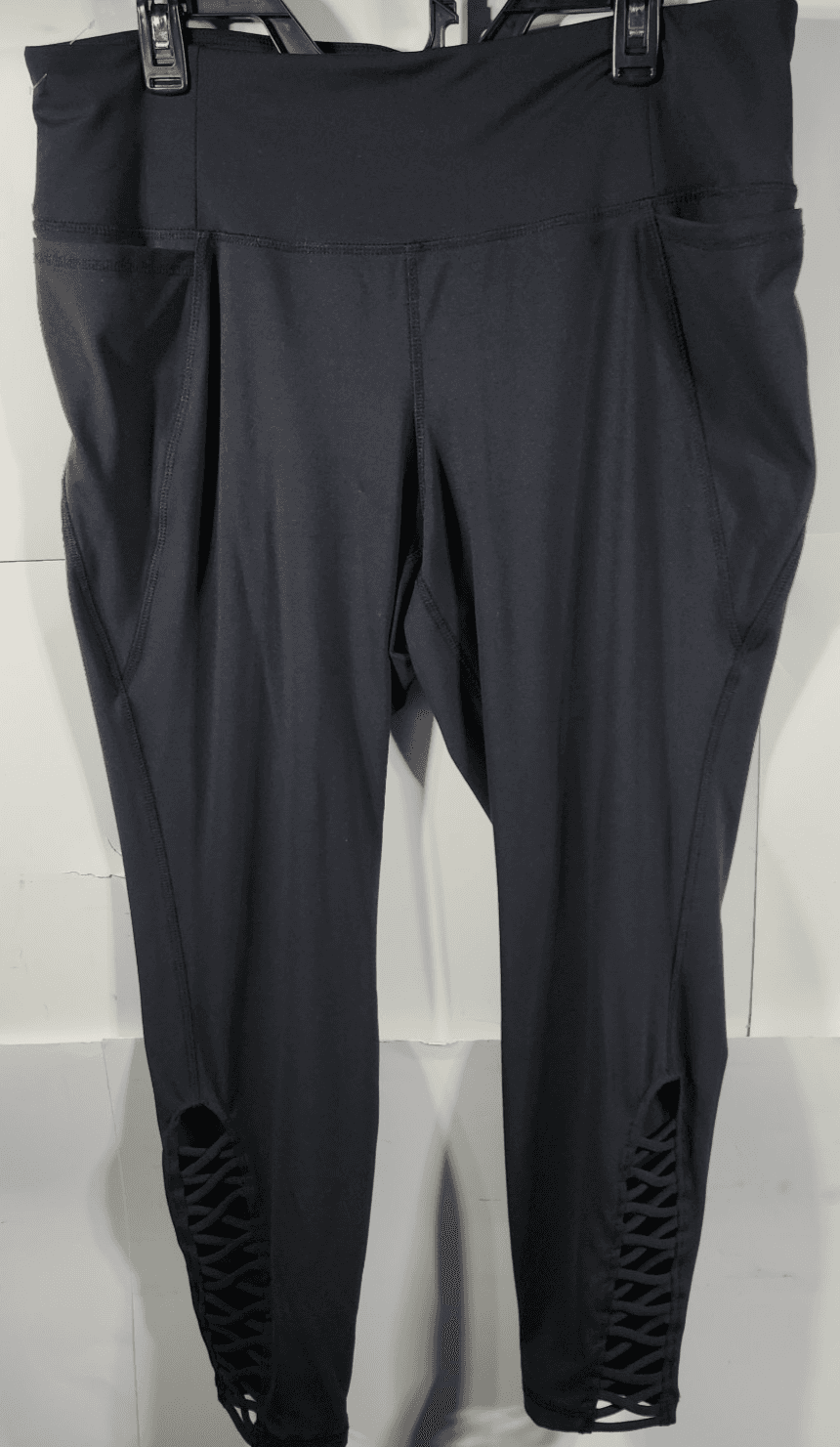 Lane Bryant LIVI Women's 18/20 Black High-Rise Soft Macrame-Detail Capri Legging