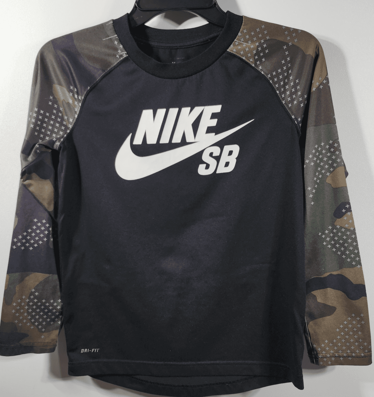 Nike SB Boy's L Green Camo Dri-Fit Pullover Shirt Athletic
