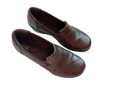 Size 9 Women’s Brown Leather Clark’s Slip On Shoes Loafers