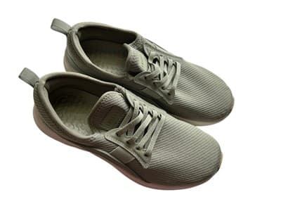 Women’s FREELY Slip On Tennis shoes Sneakers Excellent Mint Condition