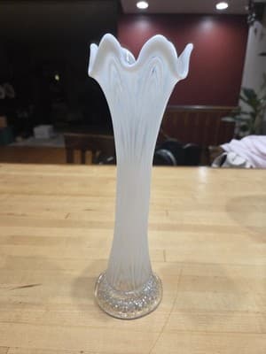 ANTIQUE 1907 FENTON WHITE OPALESCENT SWUNG TREE TRUNK VASE PLUNGER BOTTOM 11.5"