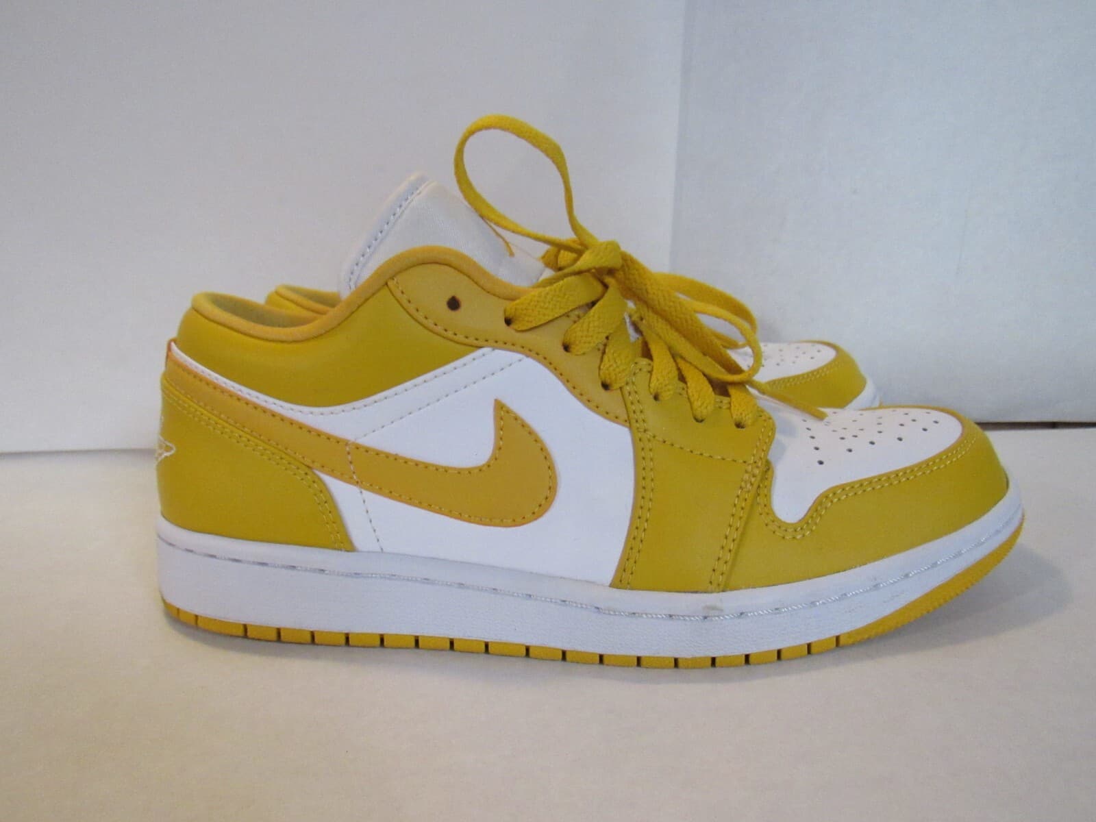 NIKE Air Jordan 1 Low White/Pollen 553558 171 Men's Size 7.5 M (I40J)