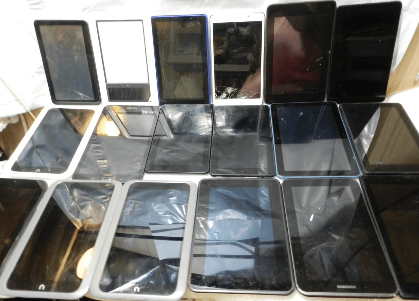 18 Tablets Assorted 8” nook Samsung Amazon RCA Hisense (E88J)