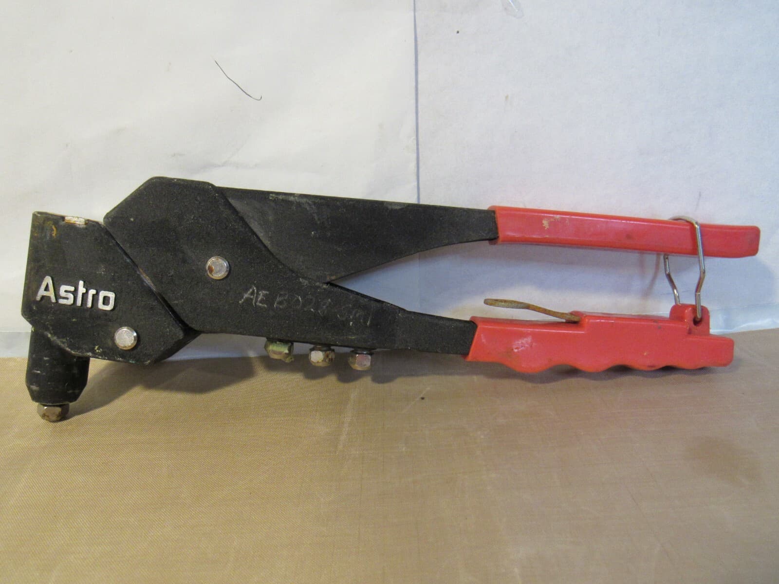 Astro Pneumatic Swivel-Head Hand Riveter w/ 4 Nosepieces W69JK