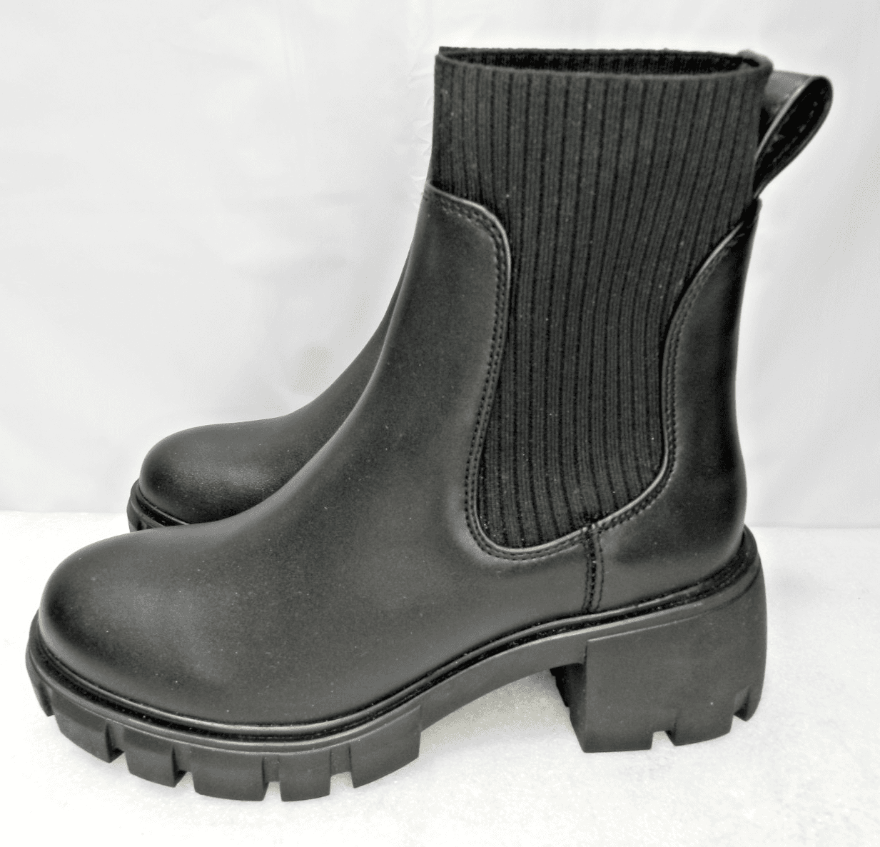 Steve Madden Black Chelsea Chunky Heel Ankle Boots Faux Leather SZ 5.5 (L17K)
