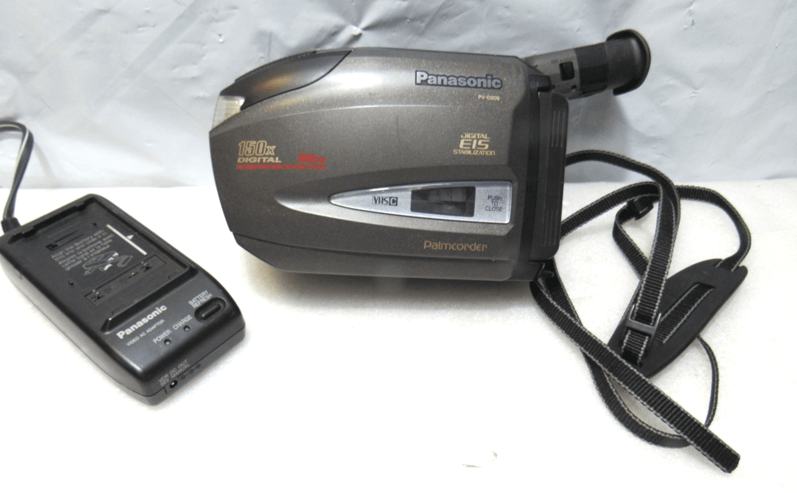 VINTAGE PANASONIC PV-D209D Palmcorder VHSC Camcorder Camera w /manual (J39K)