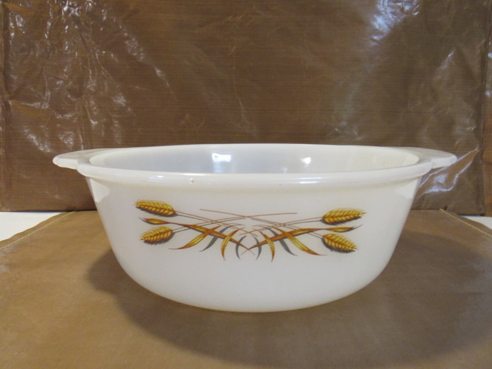 Vintage Fire King Round 2 Qt. Baking Dish Wheat Pattern #448 Milk Glass i89K