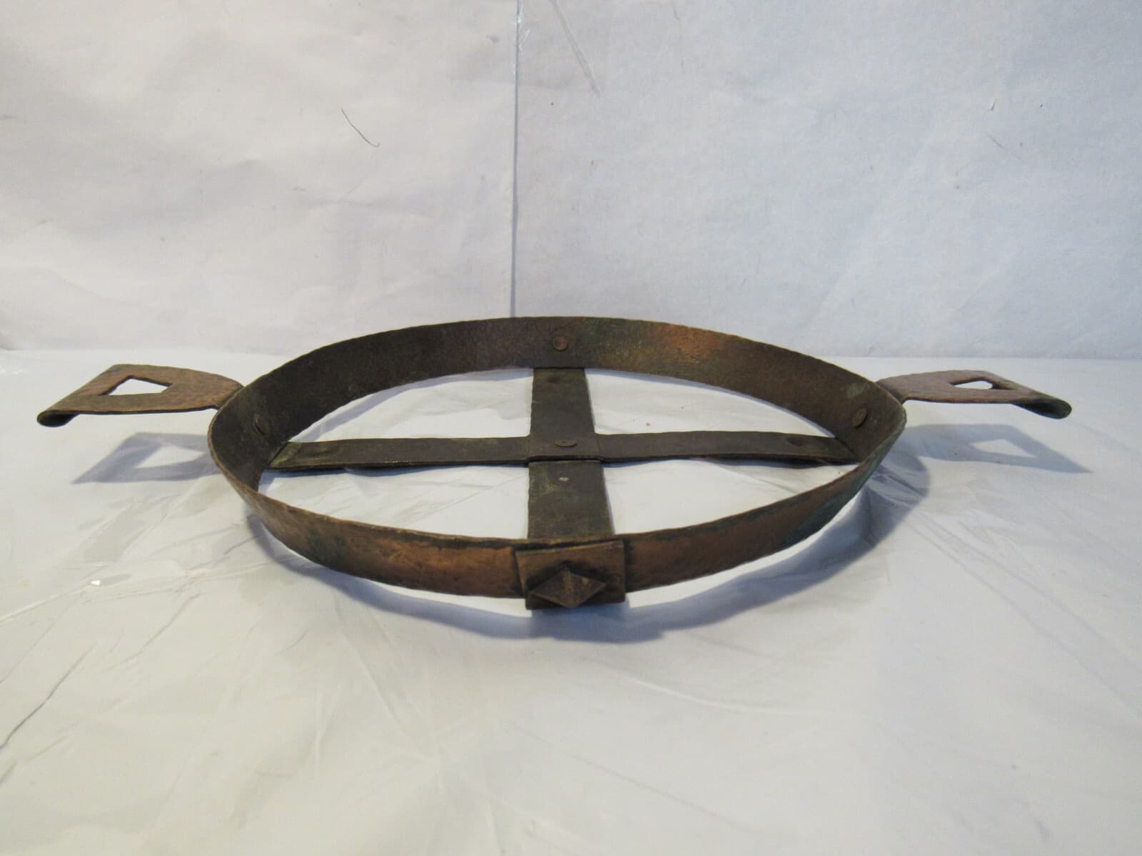 Antique Hammered Copper Stoneware Pot Dish Cradle Carrier Stand Trivet Z68S