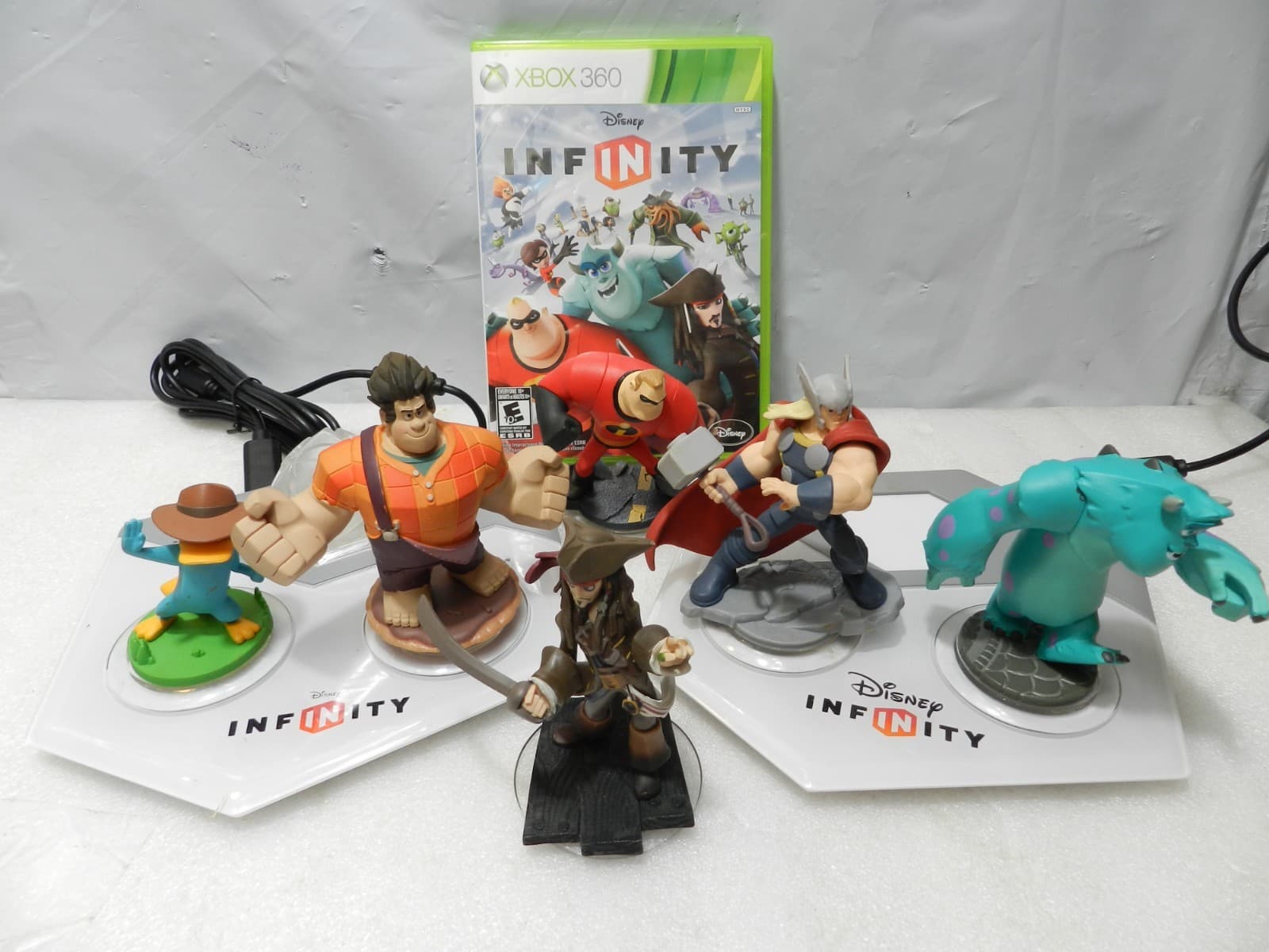 Disney Infinity Xbox 360 Lot of 6 Figures/2 Cubes Portals (I8K)
