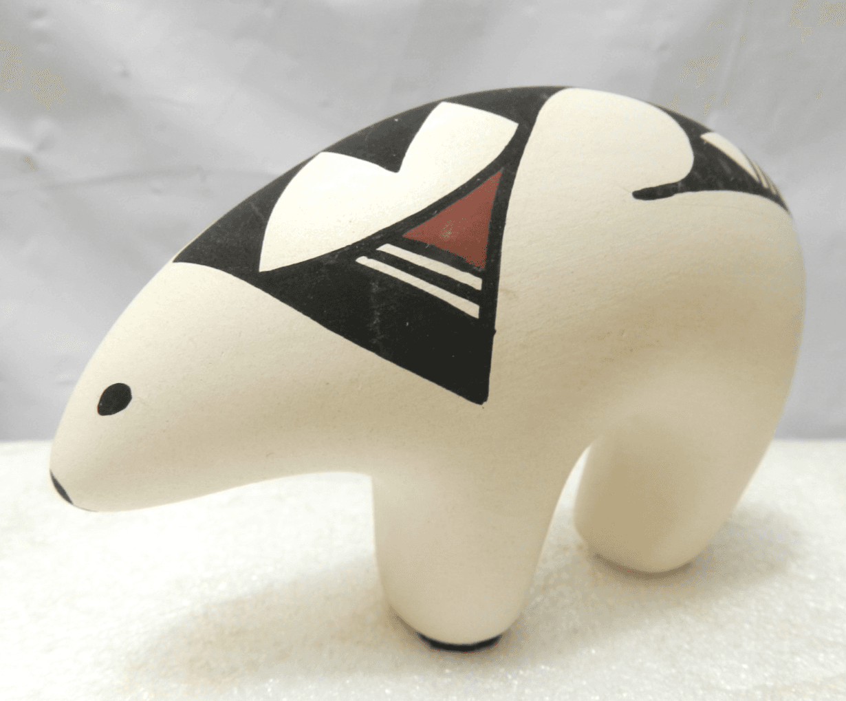 Native American Acoma Pueblo Pottery Bear Pottery Figure Handmade (I22JK)