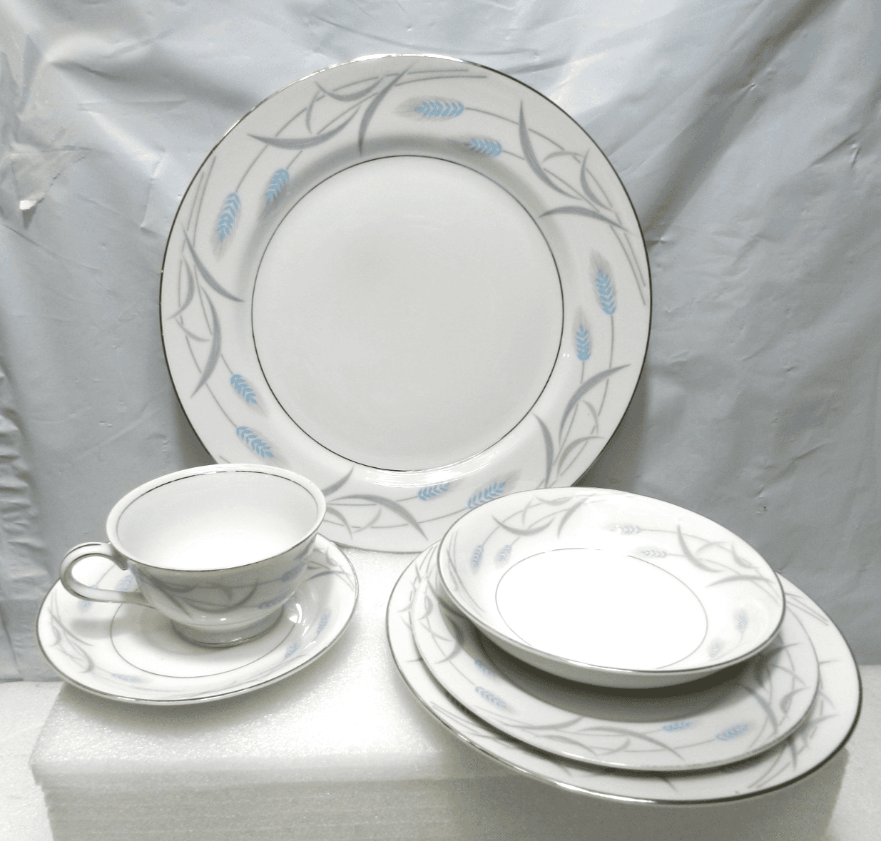 Valmont China Royal Wheat 6 Piece Place Setting White Blue & Grey Retired (K17J)