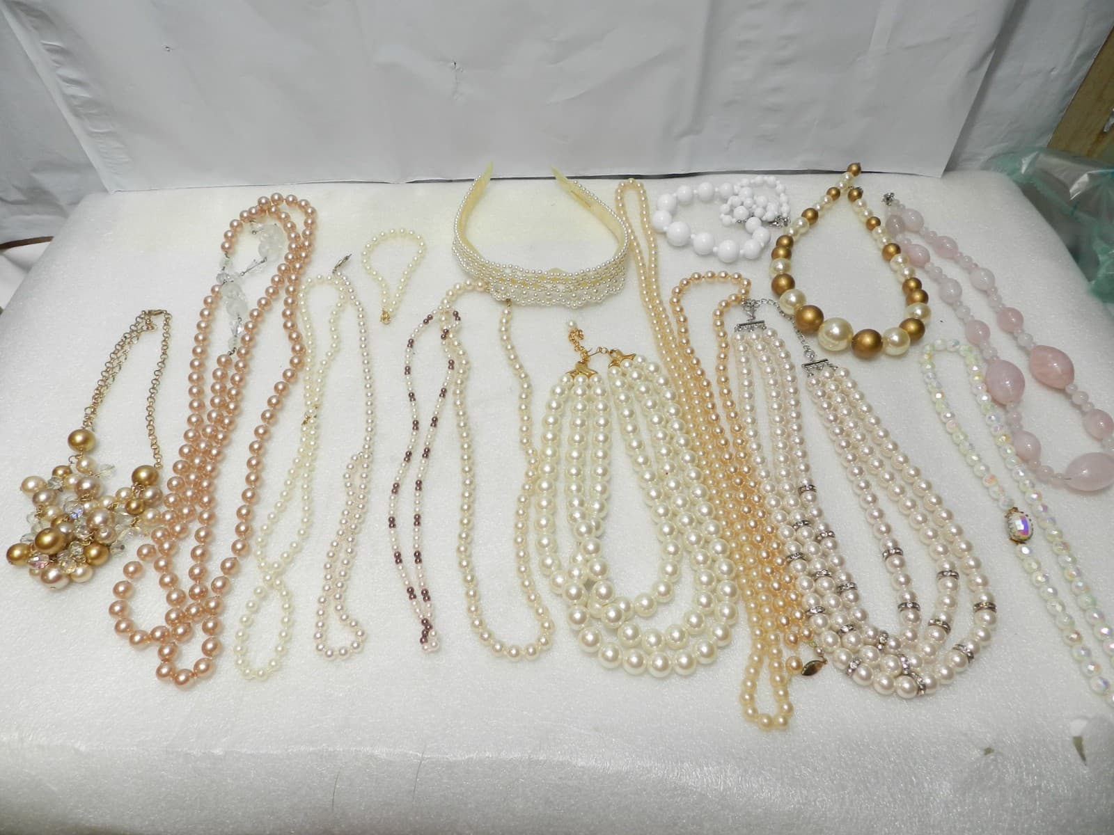 2lbs+ Vintage Costome Jewerly Lot Pearls Necklaces Bracelets (A9J)