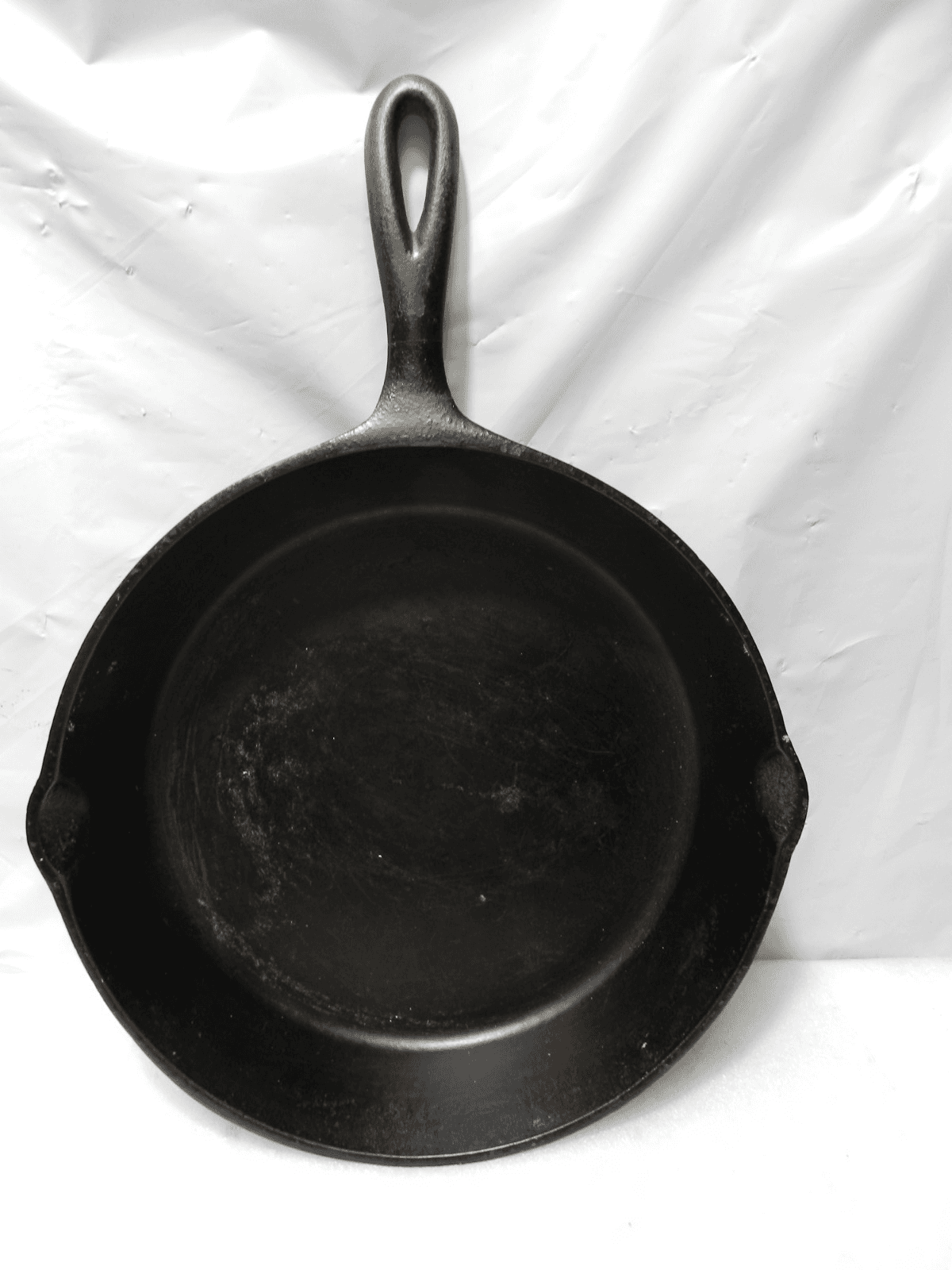 Vintage Lodge 3 Notch #7 Cast Iron Skillet With Heat Ring 10" Sits Flat (I35S)