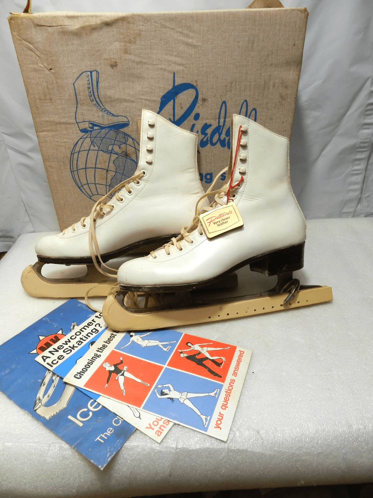 RIEDELL 5.5 N Skates 220W Ice Figure White Sheffield England Blades in Box C23K