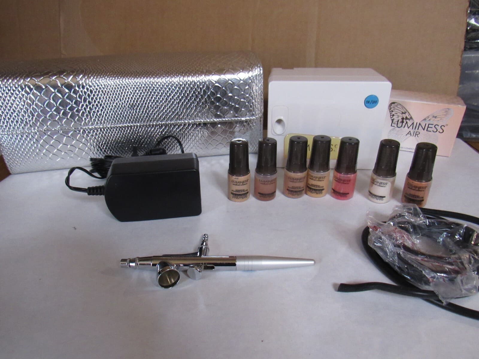 Luminess Airbrush Kit BC-100 with Makeup , Silver Storage Case U24K