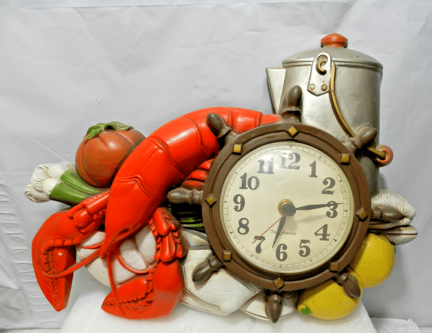 Vintage Burwood New Haven Lobster Clambake Plastic Kitchen Clock 1974 USA (M16J)