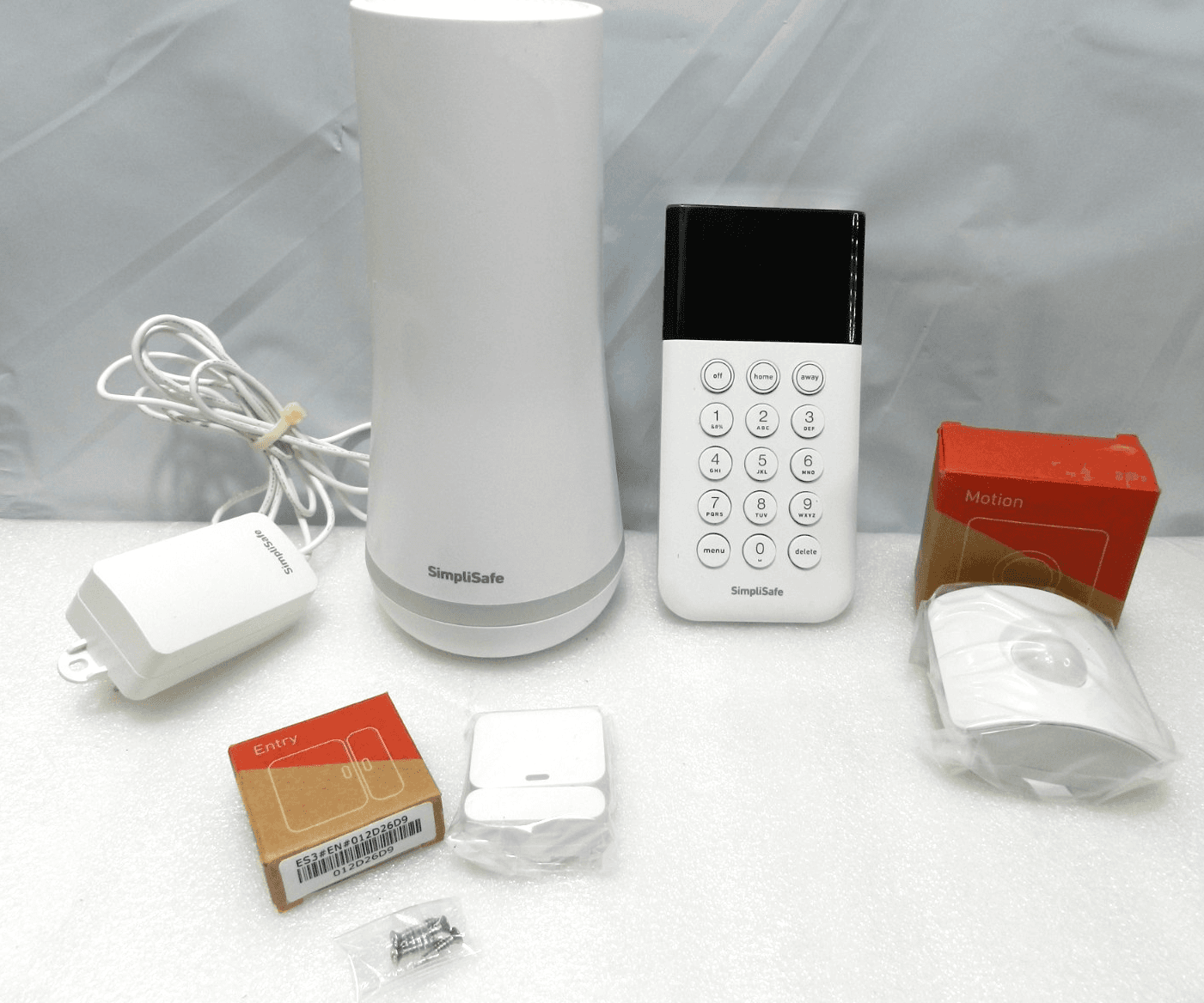 4-Piece SimpliSafe Security System with 1 Camera SSBS3 Home Security (E47K)